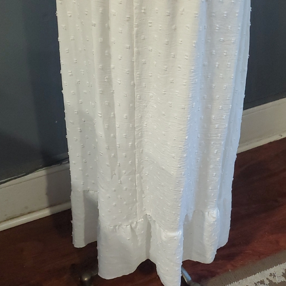 Elegant White Sleeveless Dress - Picture 10 of 15